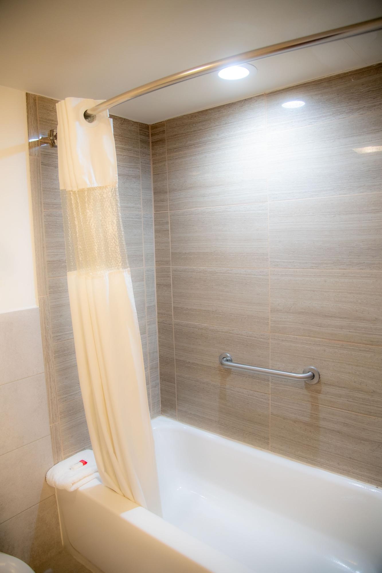 Hotel Howard Johnson By Wyndham Allentown/dorney & 3*